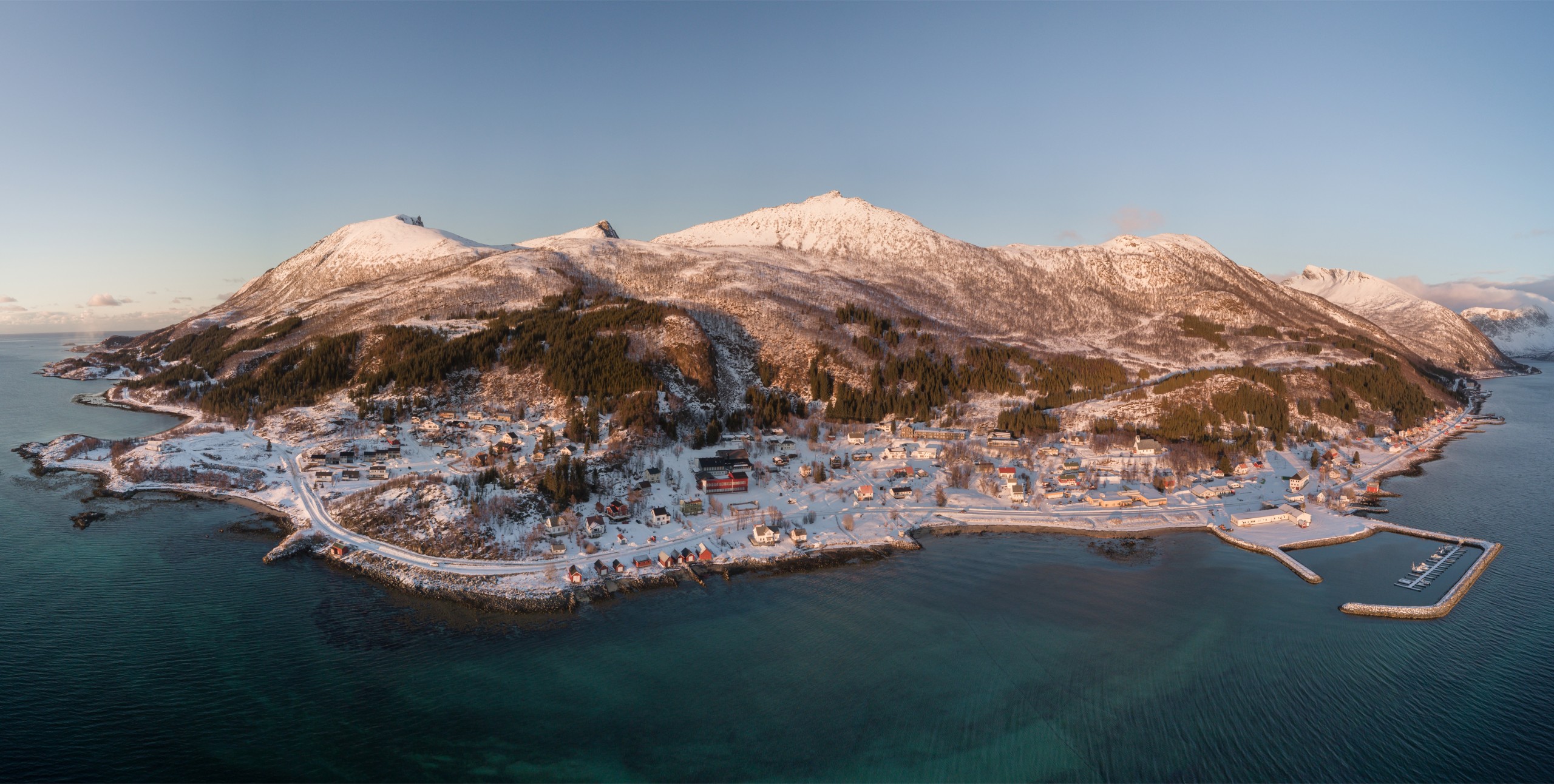 Dronefoto over Skaland, Husfjell og Skagi Senja Hotel & Lodge. Foto: @clarefromnorway