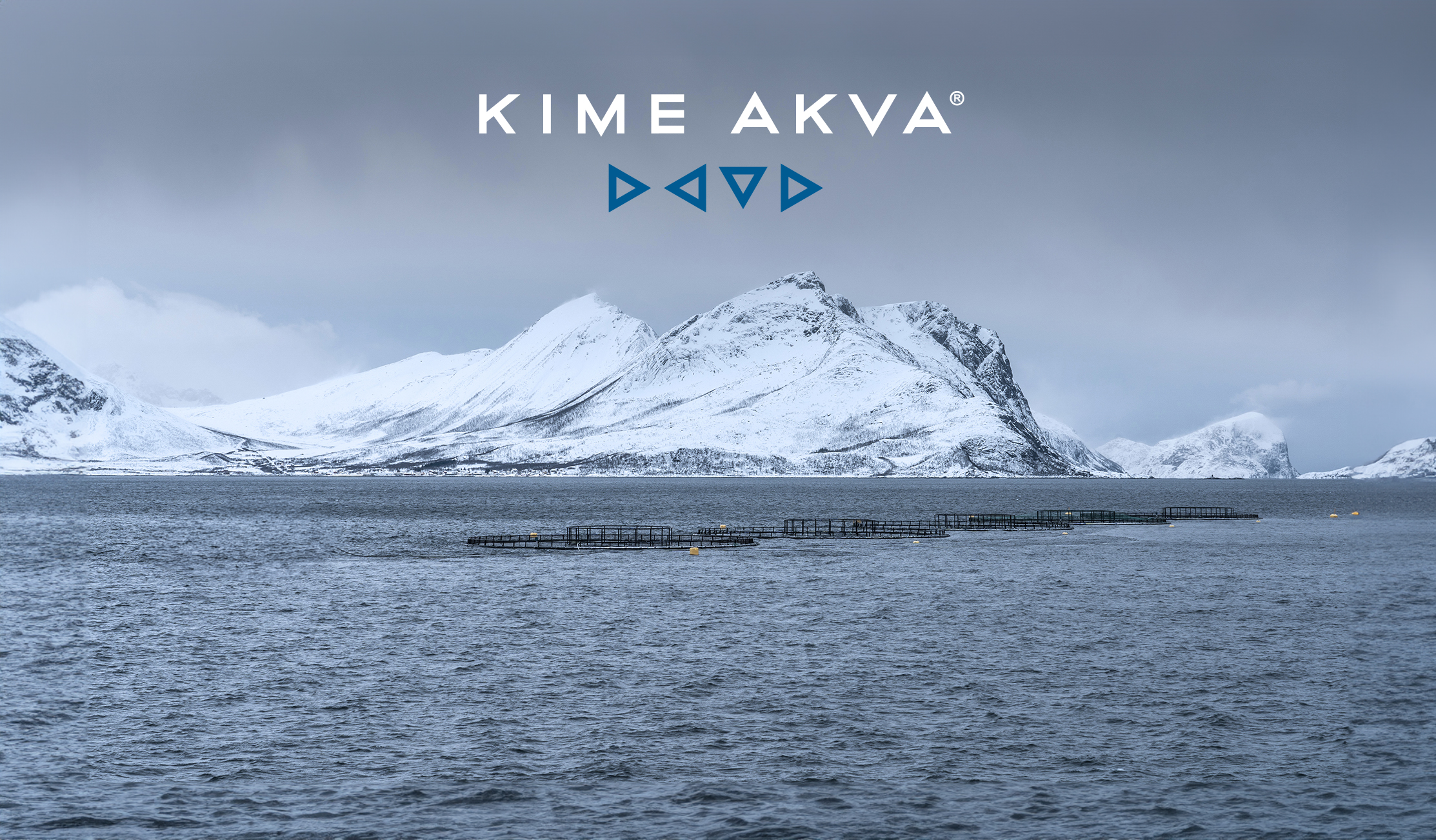 Logo for KIME Akva i negativ versjon illustrert på fotobakgrunn